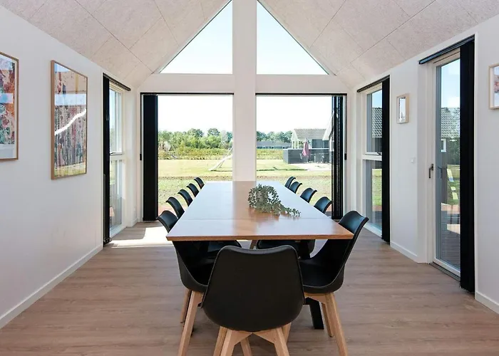 12 Person In Ansager-by Traum